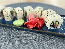 Каліфорнія з тунцем у кунжуті